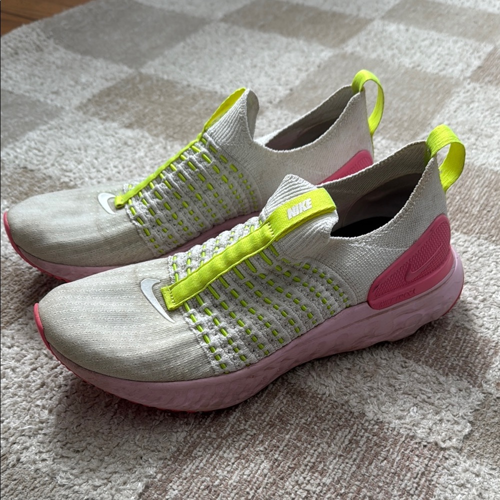 Nike Women’s React Phantom Run Flyknit 2